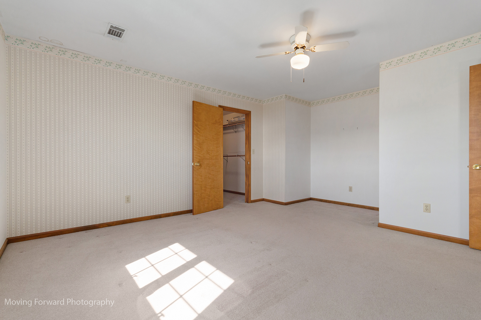 1645 East Southmor Road Morris, IL 60450 - Photo 23 of 39 an empty room with closet and a ceiling fan