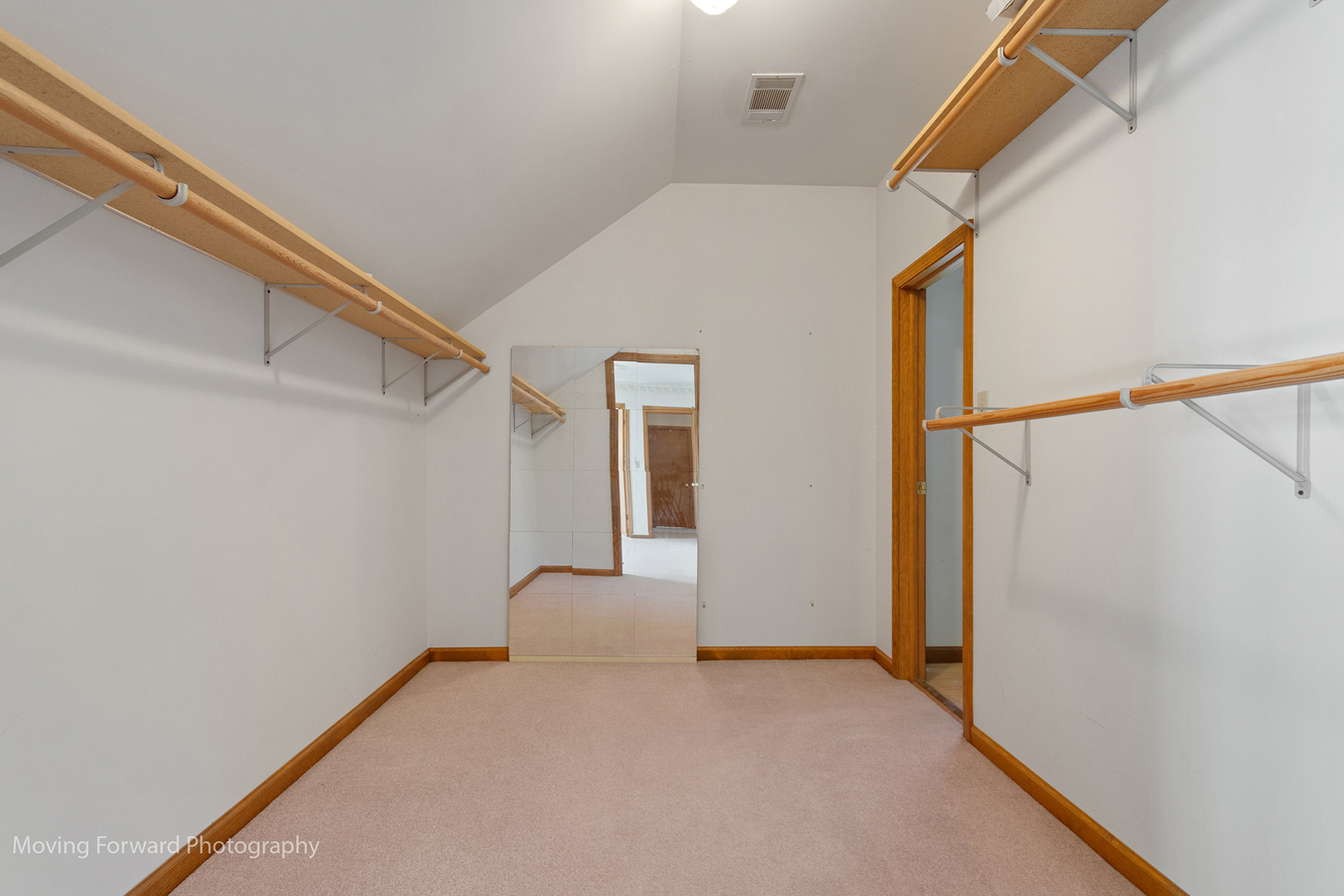 1645 East Southmor Road Morris, IL 60450 - Photo 24 of 39 a view of a hallway with wooden floor and entryway