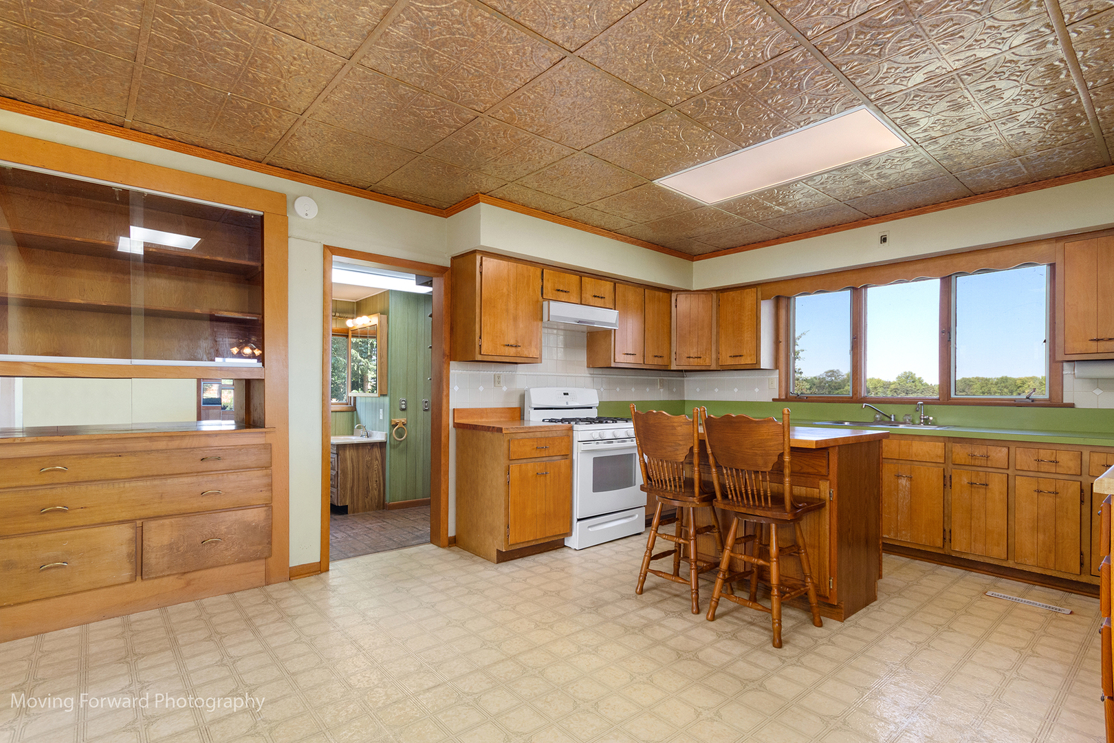 1645 East Southmor Road Morris, IL 60450 - Photo 7 of 39 a dining area with granite countertop a sink and white cabinets