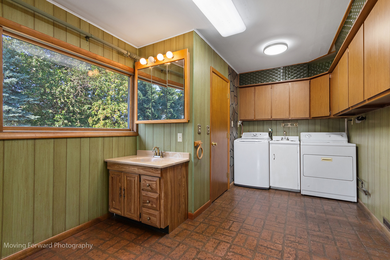 1645 East Southmor Road Morris, IL 60450 - Photo 9 of 39 a utility room with cabinets washer and dryer
