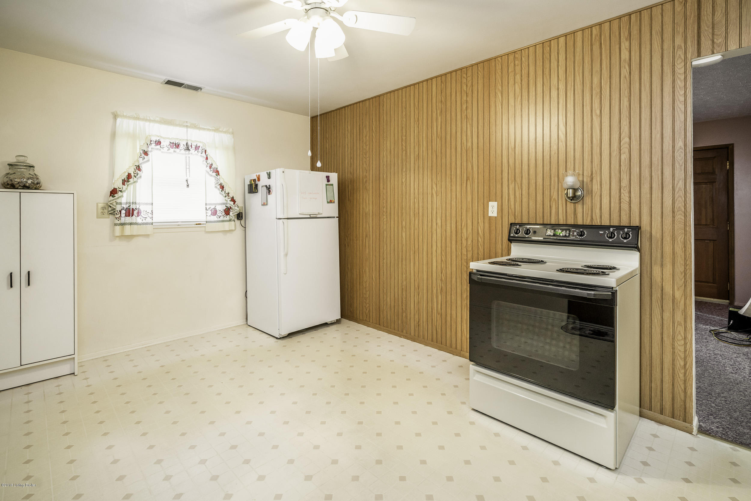 9517 Maple Road Louisville, KY 40229 - Photo 10 of 36 9517 Maple Rd-27