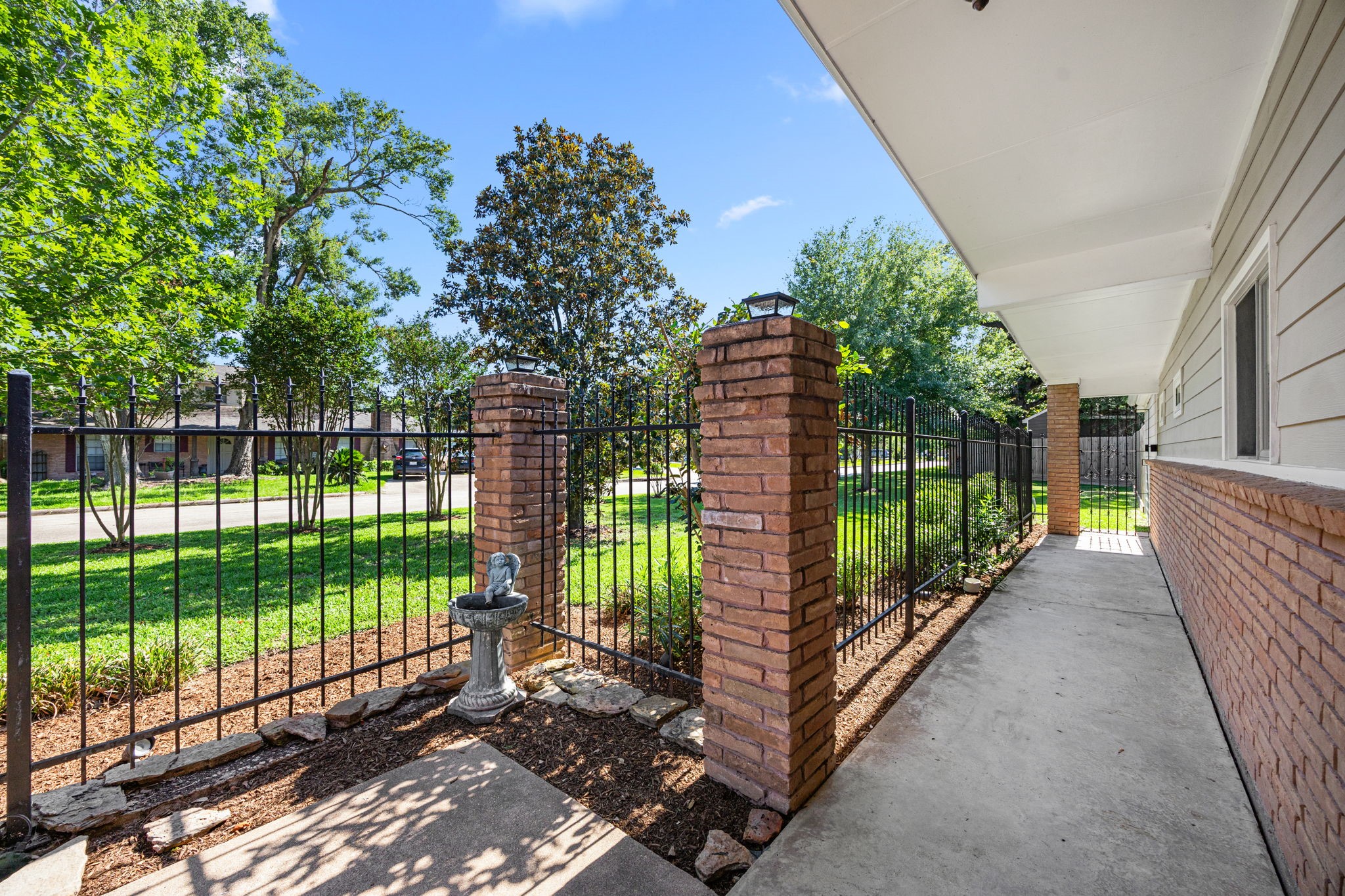 10310 Mayfield Road Houston, TX 77043 - Photo 6 of 49 View from front door
