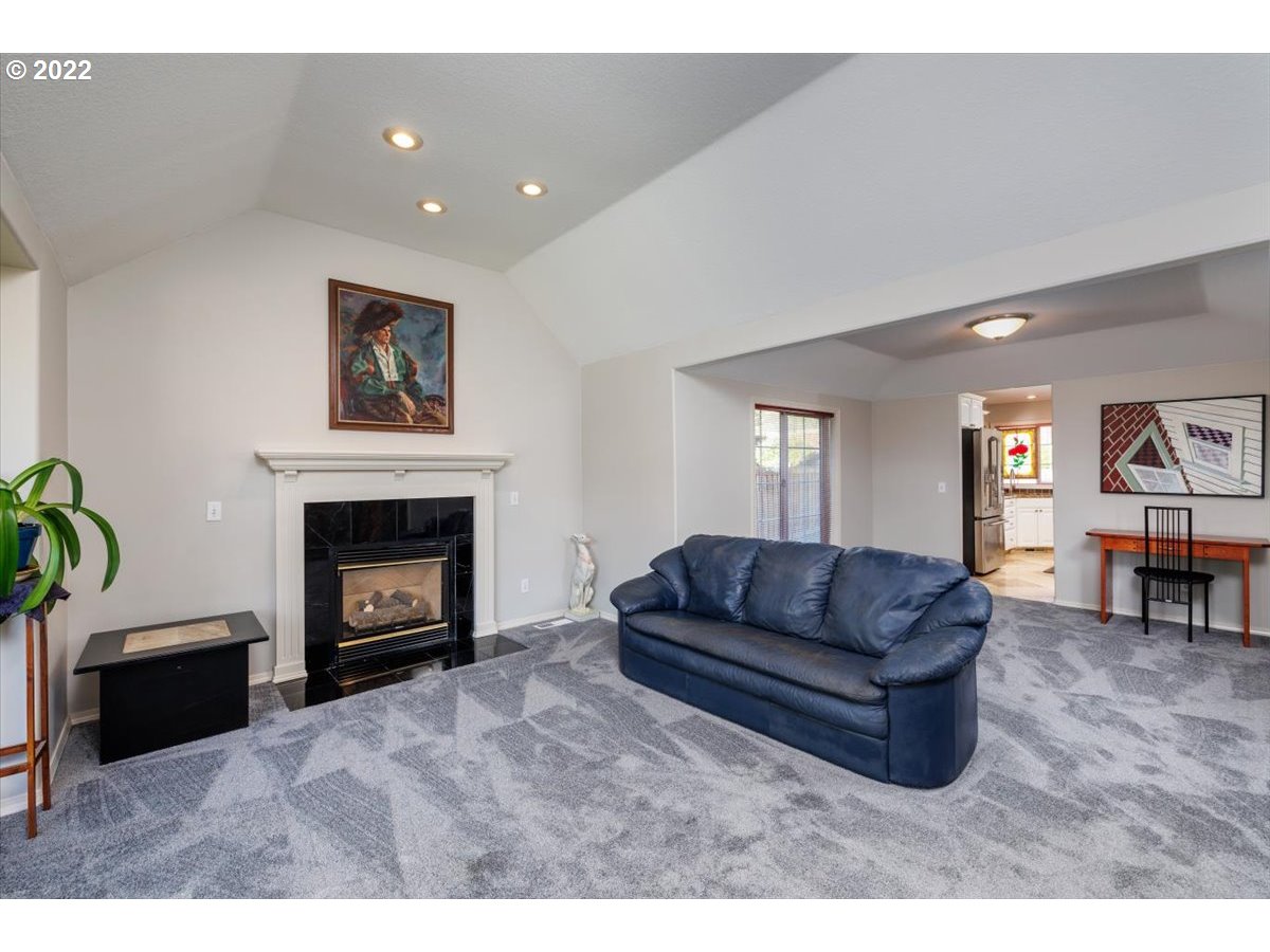 8373 Southwest Sunstone Loop Beaverton, OR 97007 - Photo 5 of 31 Gallery Image 5