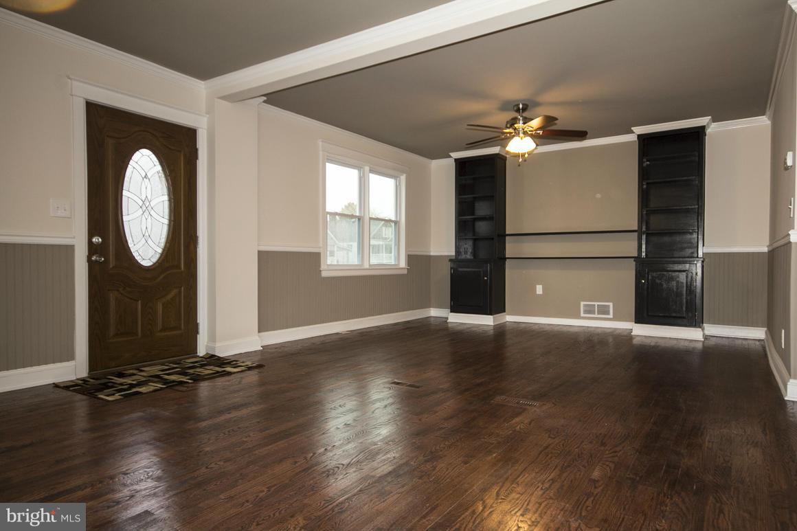 2625 Ambler Road Baltimore, MD 21222 - Photo 4 of 25 Living Room