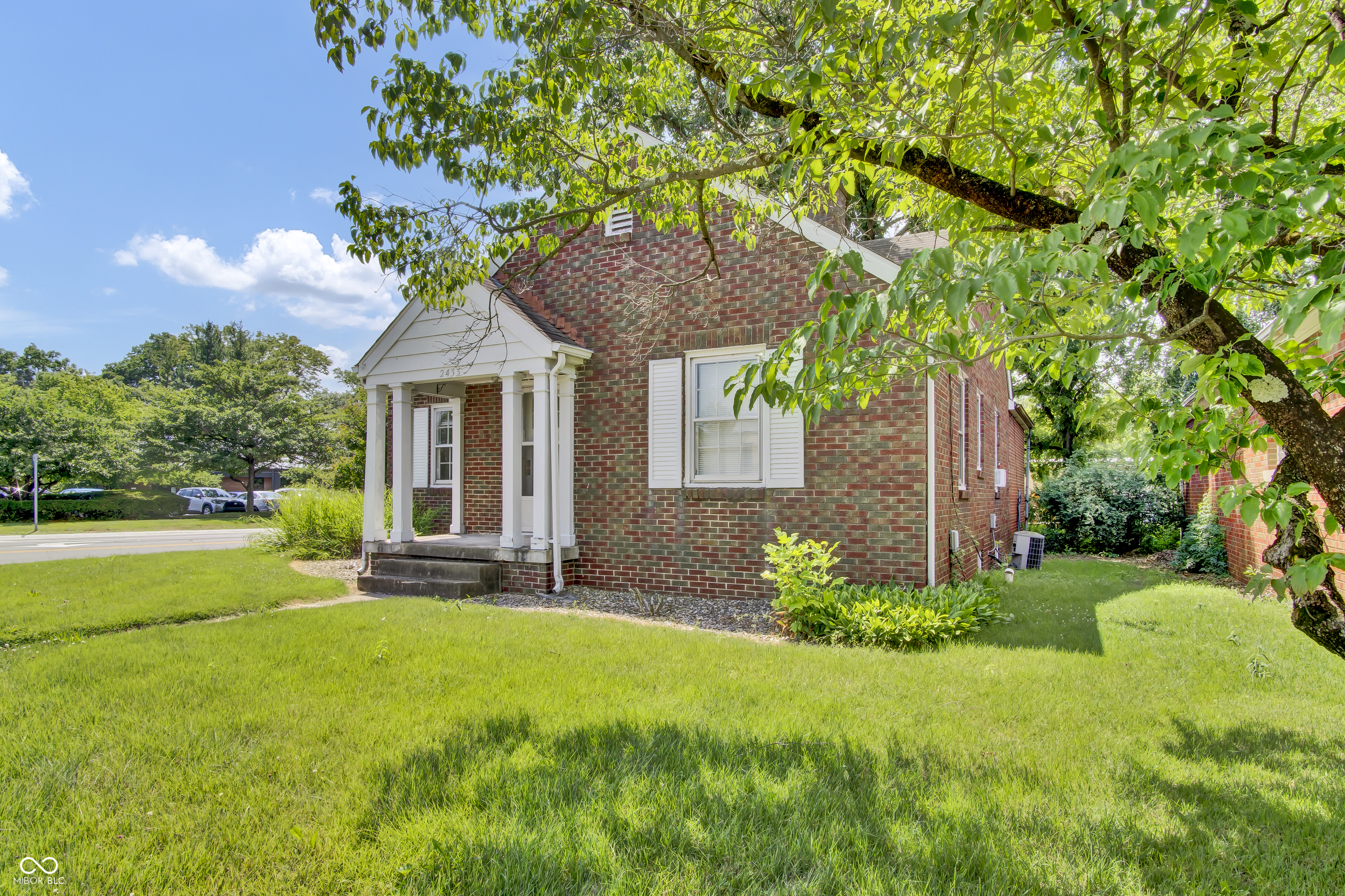 2433 17th Street Columbus, IN 47201 - Photo 3 of 47