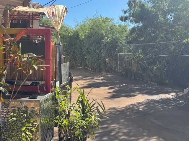 a sign that is sitting on the side of a road