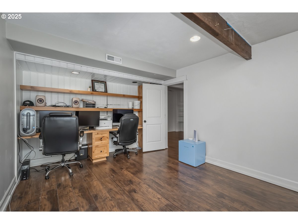 16290 South Riverview Road Molalla, OR 97038 - Photo 20 of 43 a workspace with furniture and wooden floor