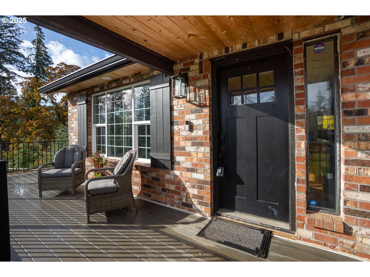 16290 South Riverview Road Molalla, OR 97038 - Photo 4 of 43 a living room with furniture