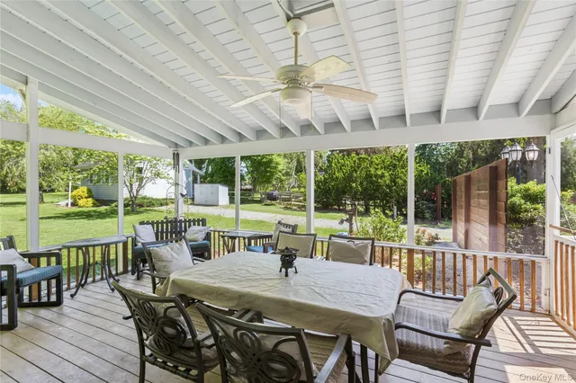 a view of a house with yard and plants