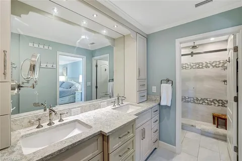 $1,370,000 | 2850 Gulf Shore Boulevard North, Unit 201, Naples, FL 34103