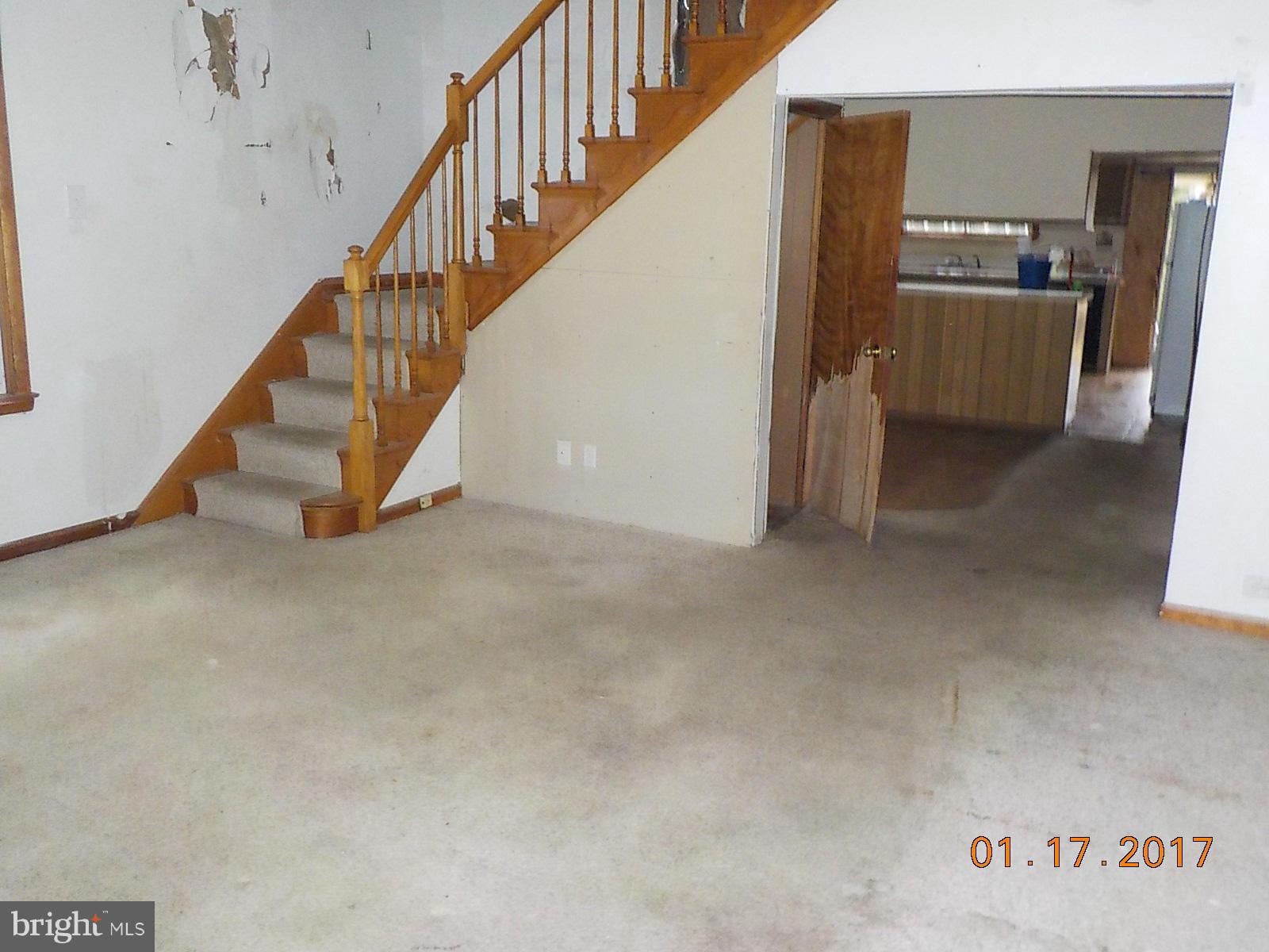 230 Bar Harbor Road Pasadena, MD 21122 - Photo 5 of 9 Living Room