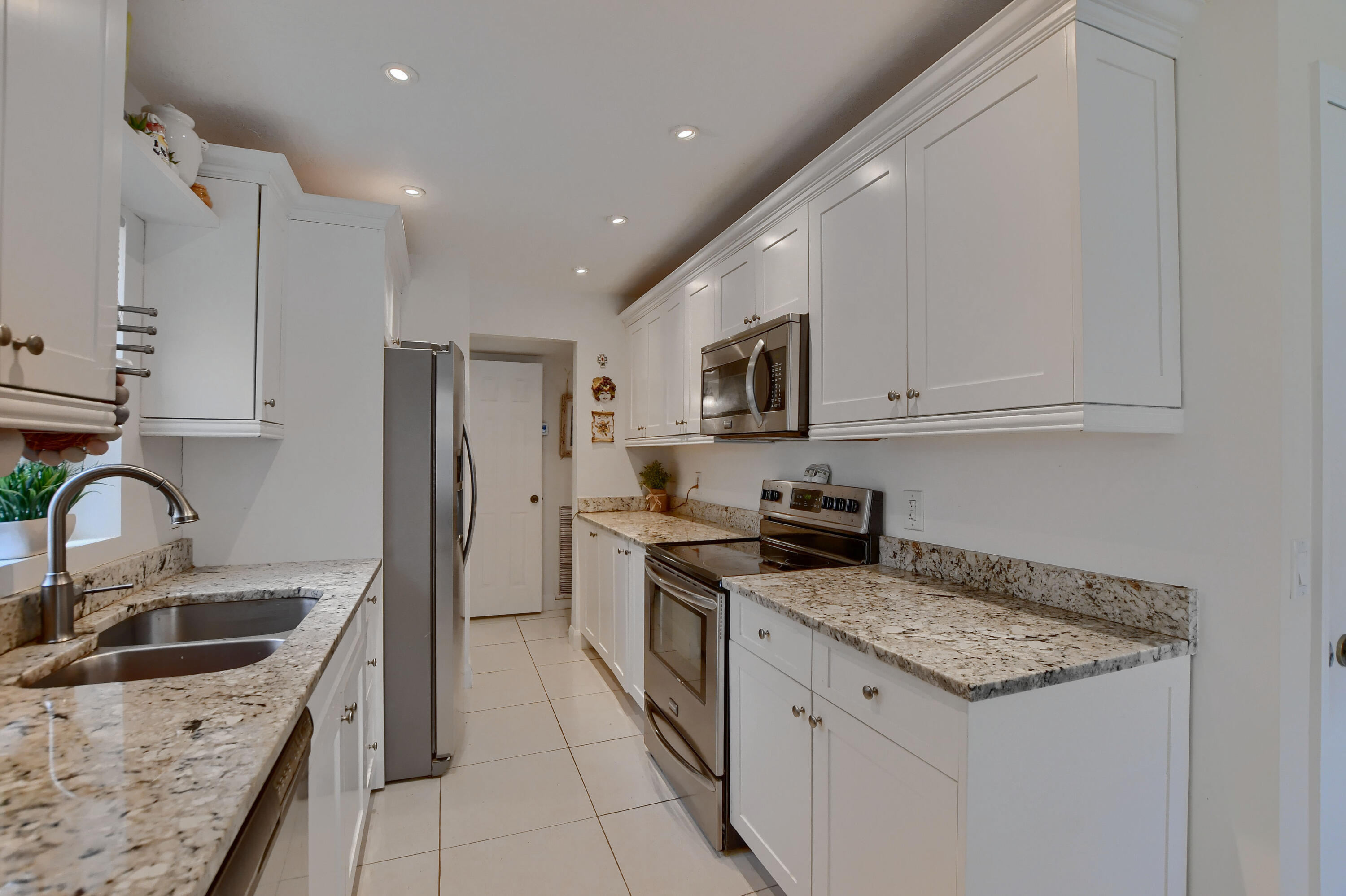 149 Northwest 70th Street, Unit 306C Boca Raton, FL 33487 - Photo 12 of 27 Kitchen