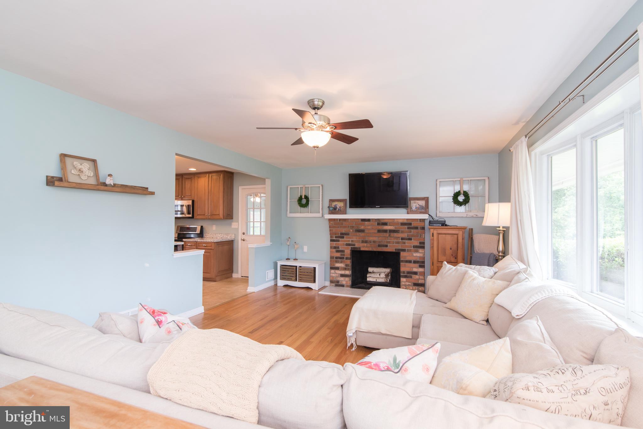 8235 Hilton Road Gaithersburg, MD 20882 - Photo 14 of 90 View from the foyer into the living room