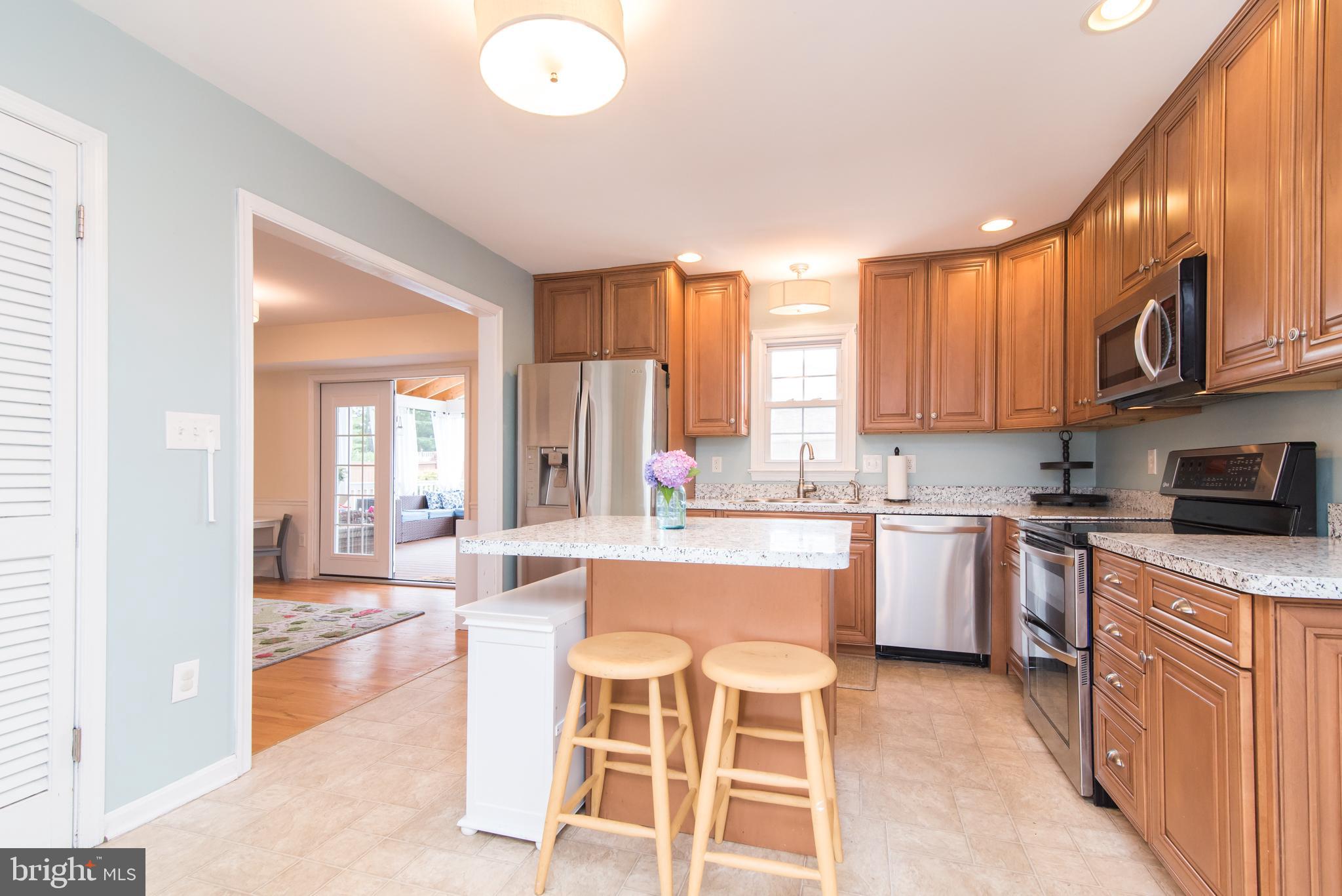 8235 Hilton Road Gaithersburg, MD 20882 - Photo 5 of 90 Cheerful eat-in kitchen with island