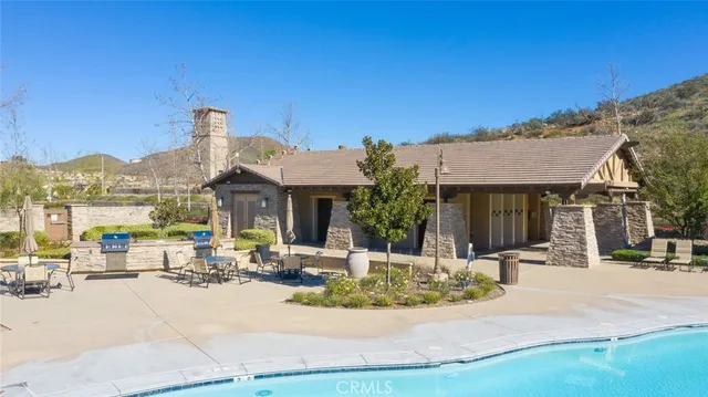 a buildings with top of the side of the road