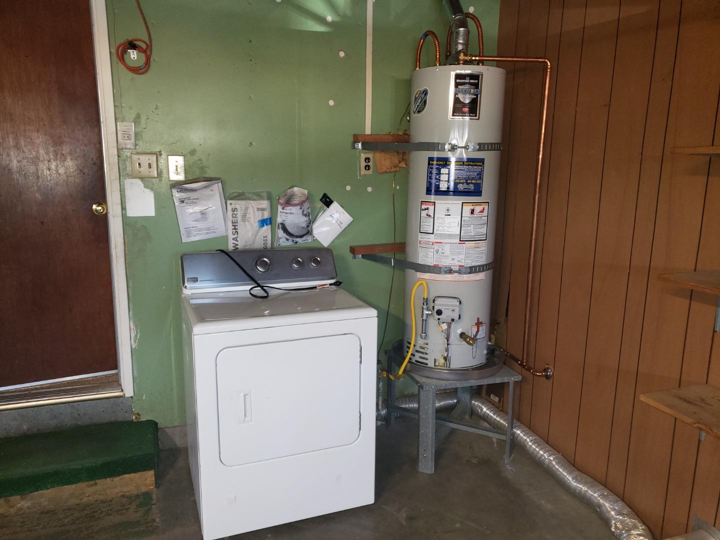 562 Leslie Drive Salinas, CA 93906 - Photo 20 of 21 a room with dryer and washer