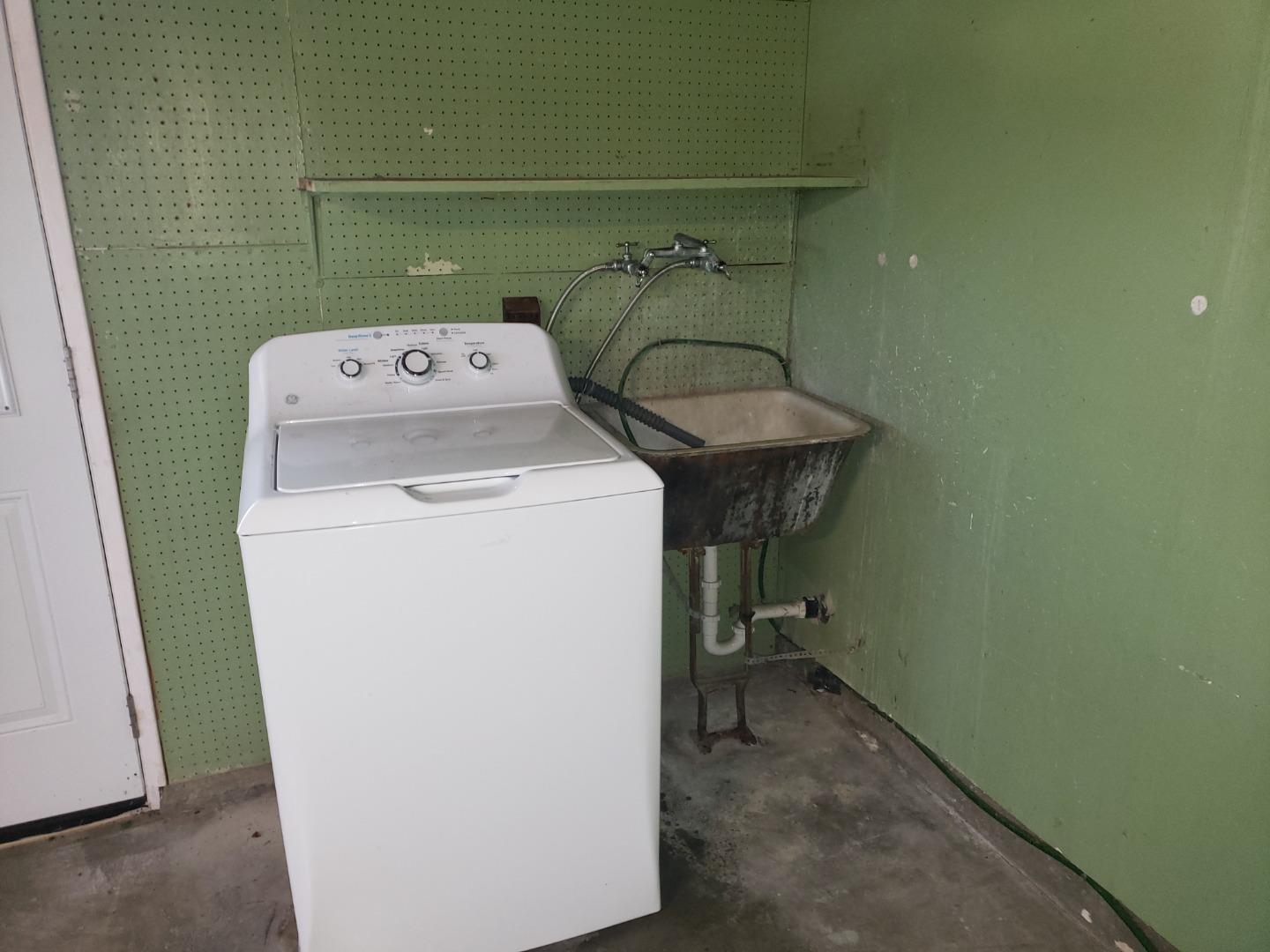 562 Leslie Drive Salinas, CA 93906 - Photo 21 of 21 a utility room with dryer and washer