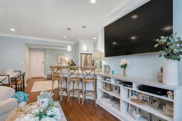 $329,000 | 101 Old Mamaroneck Road, Unit 2C5, White Plains, NY 10605