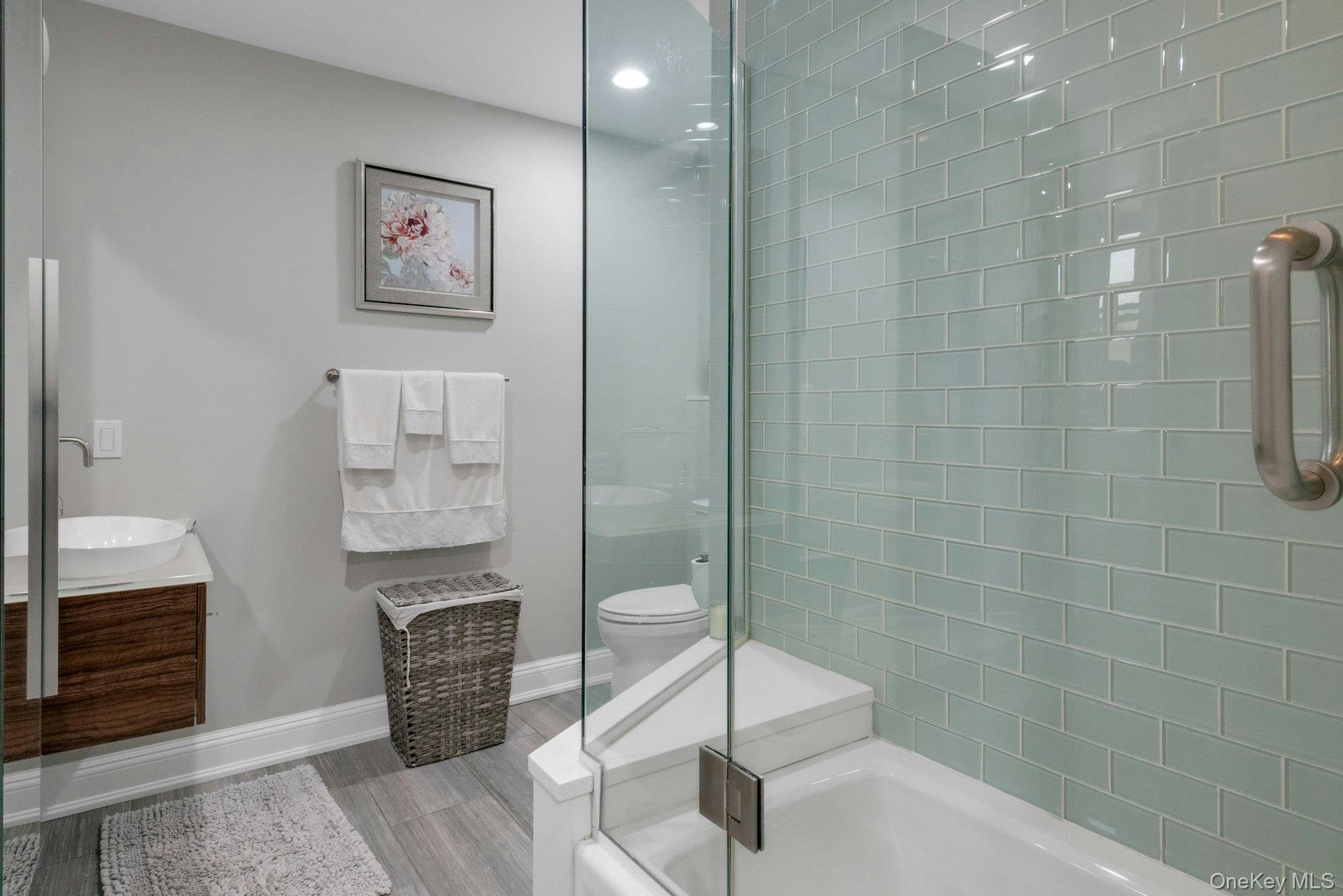 101 Old Mamaroneck Road, Unit 2C5 White Plains, NY 10605 - Photo 26 of 35 a bathroom with a shower