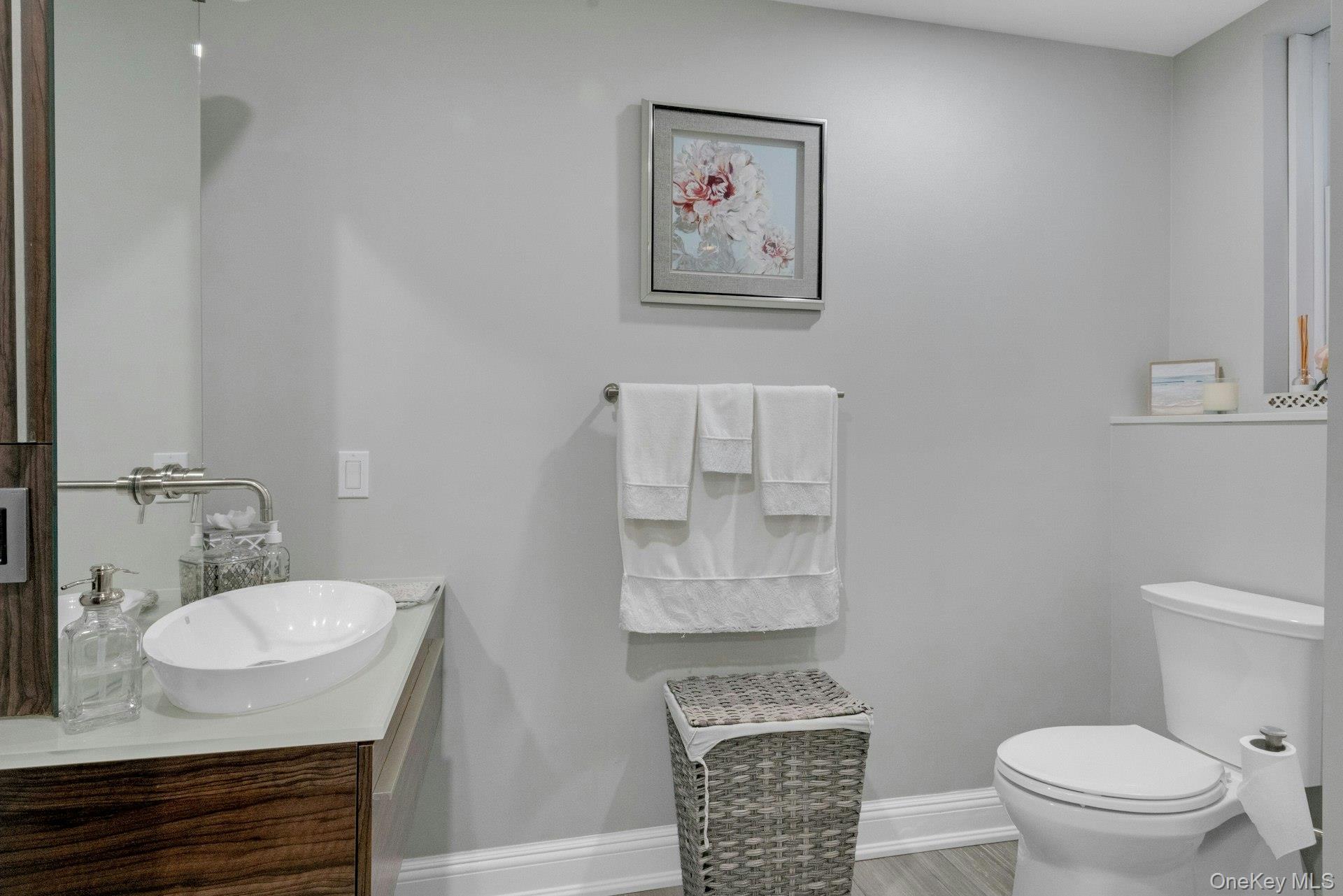 101 Old Mamaroneck Road, Unit 2C5 White Plains, NY 10605 - Photo 27 of 35 a bathroom with a sink toilet and mirror
