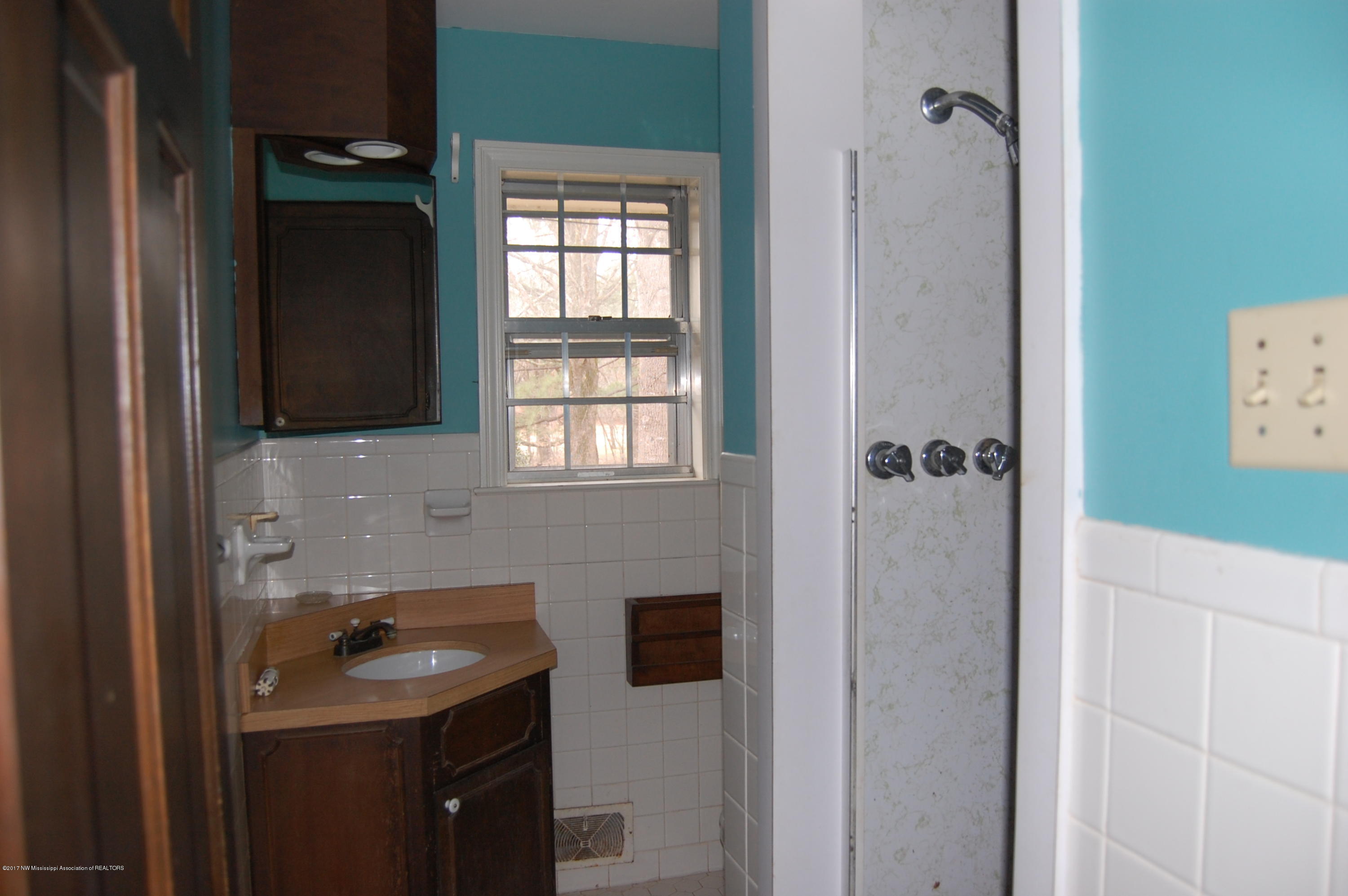4381 Byhalia Road Hernando, MS 38632 - Photo 7 of 25 bathroom off kitchen