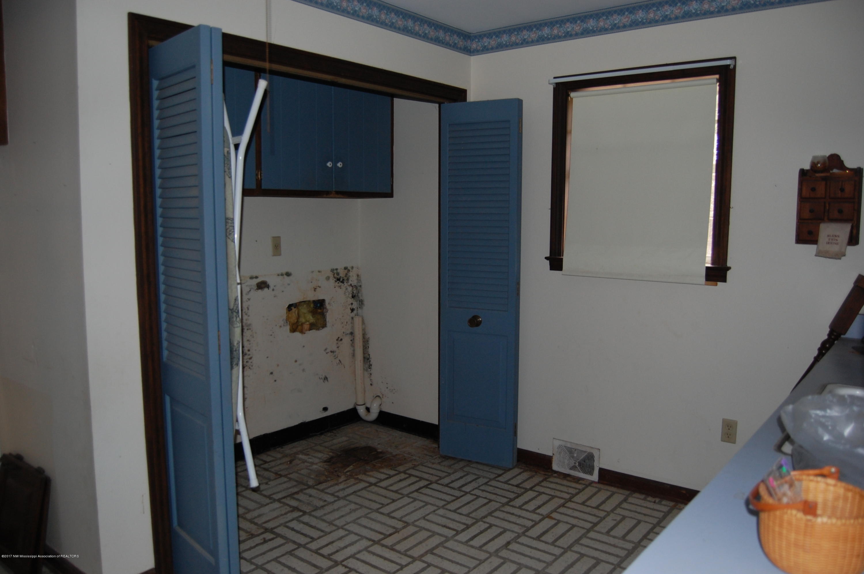 4381 Byhalia Road Hernando, MS 38632 - Photo 8 of 25 laundry room
