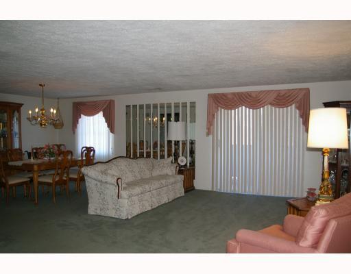 2850 Edgecliff Road, Unit 29 Lower Burrell, PA 15068 - Photo 2 of 7 Living Room.