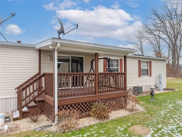 a view of a house with backyard and porch