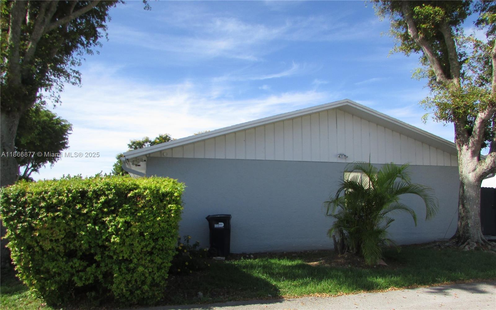 5620 Southwest 140th Place Miami, FL 33183 - Photo 2 of 12 a backyard of a house with lots of green space