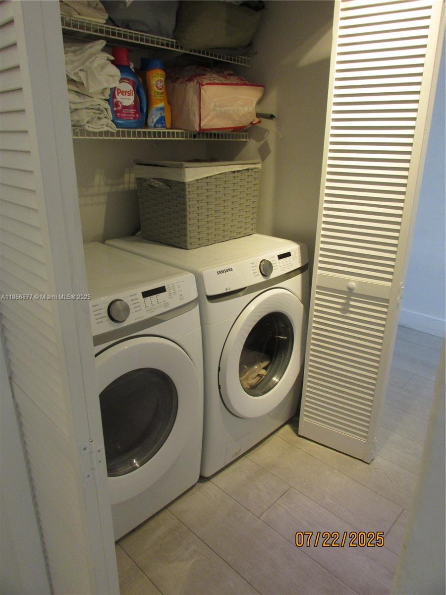 5620 Southwest 140th Place Miami, FL 33183 - Photo 5 of 12 a utility room with dryer and washer