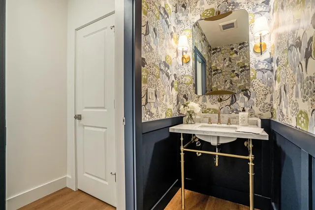 $899,000 | 735 North Twyckenham Drive, South Bend, IN 46617