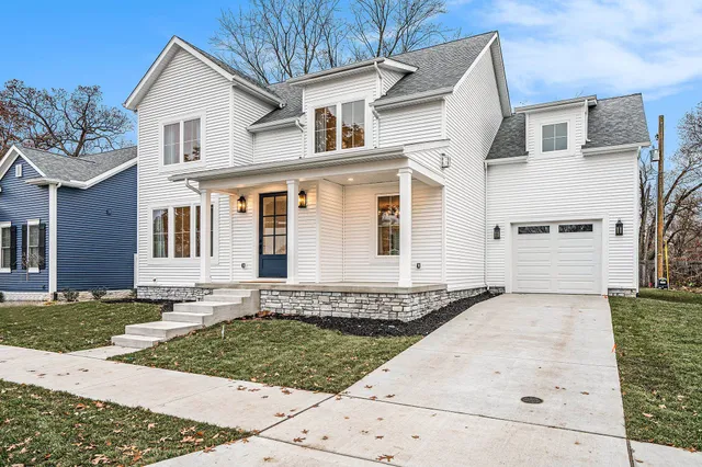 $899,000 | 735 North Twyckenham Drive, South Bend, IN 46617