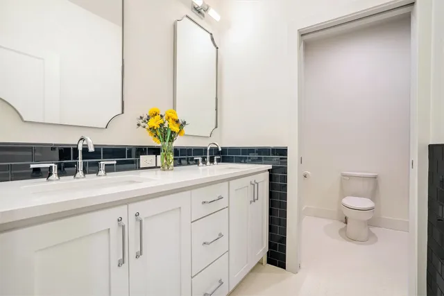 $899,000 | 735 North Twyckenham Drive, South Bend, IN 46617