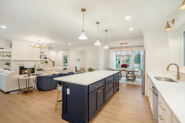 $899,000 | 735 North Twyckenham Drive, South Bend, IN 46617