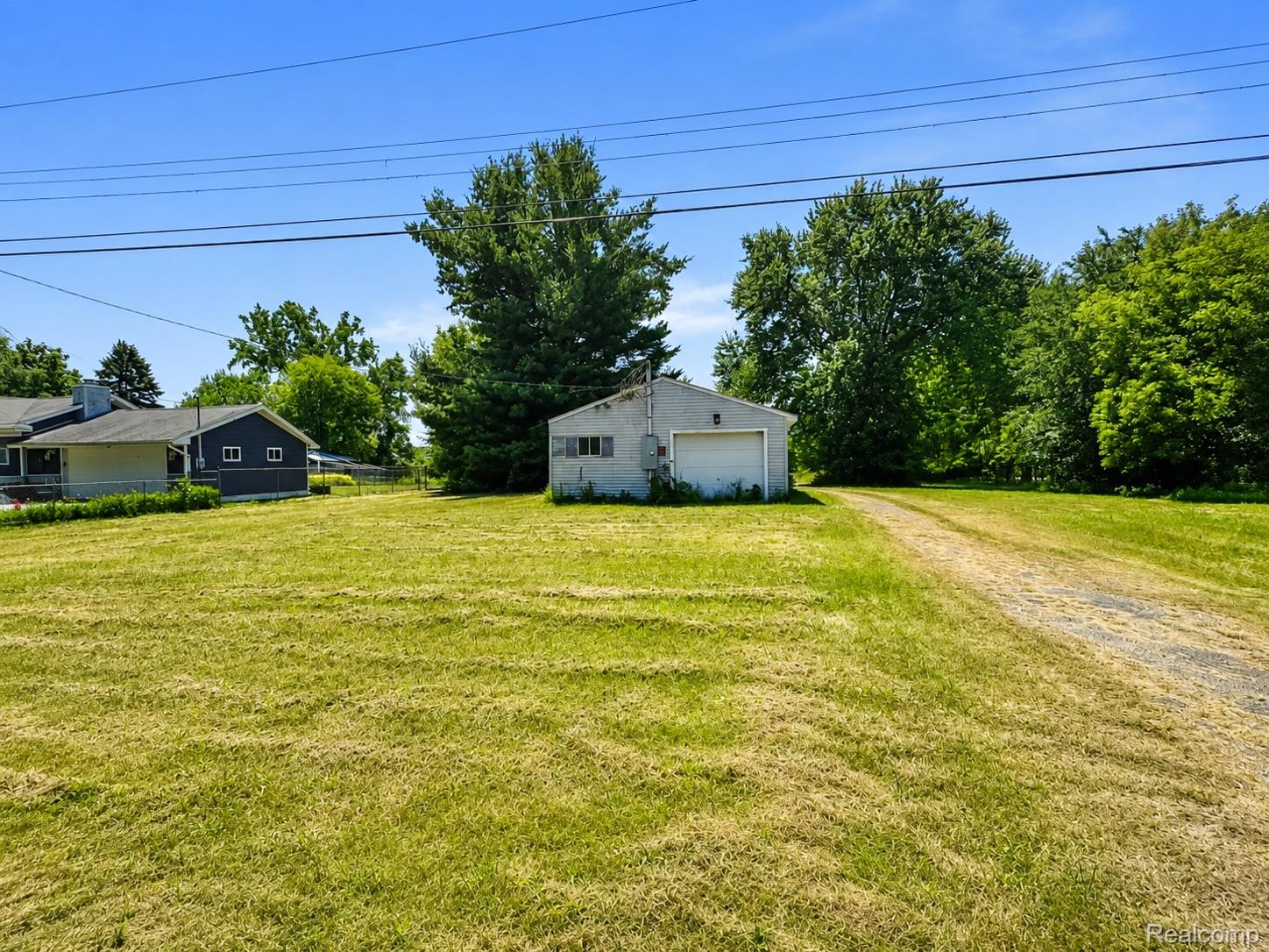 32_peaceful_suburban_lawn_and_garage_scene.jpg