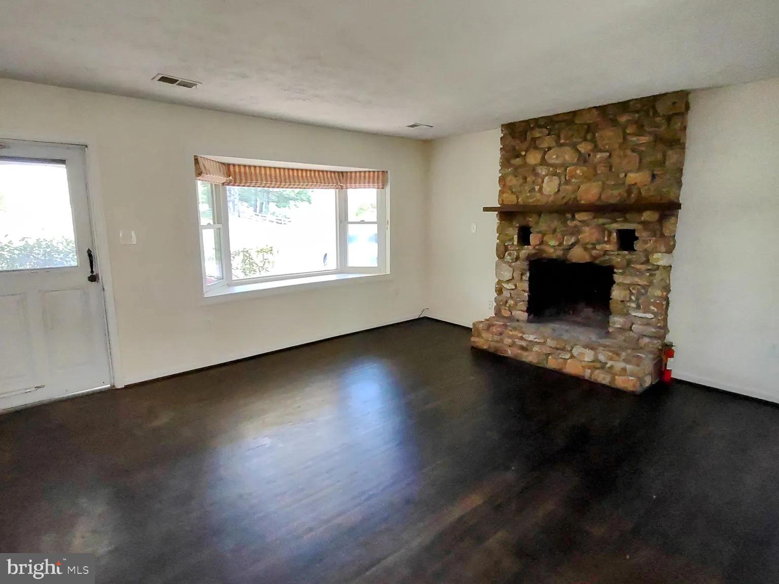 12009 Briar Patch Road Hume, VA 22639 - Photo 4 of 21 living room
