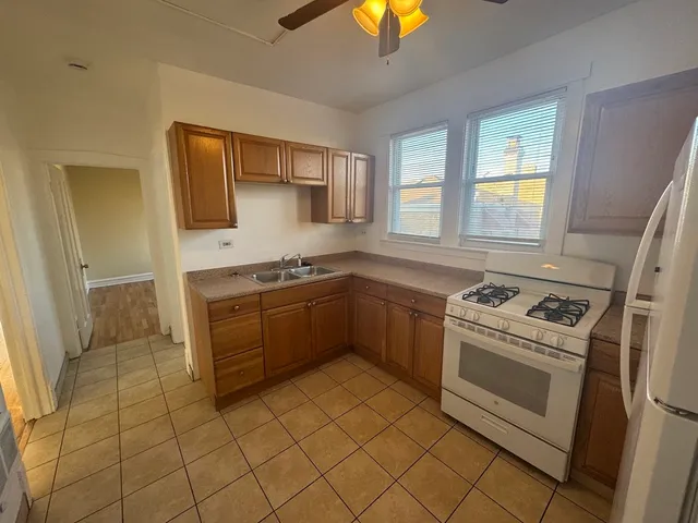 $1,425 | 1647 Oak Park Avenue, Unit 2F, Berwyn, IL 60402