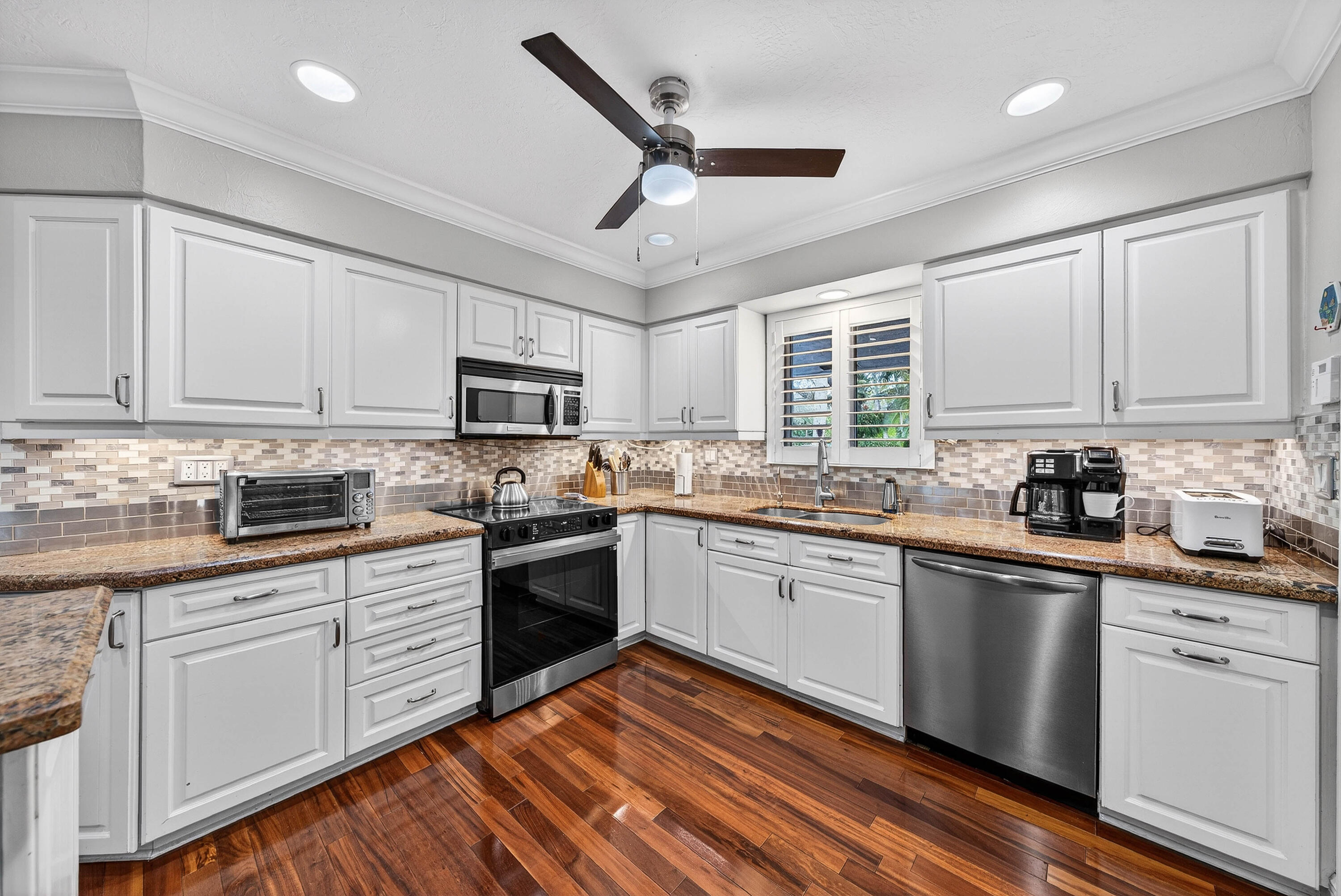 2081 Northeast 25th Street Lighthouse Point, FL 33064 - Photo 14 of 55 014-2081Northeast25thStreet-LighthousePo