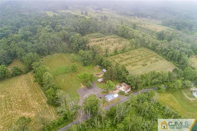 a view of a back yard