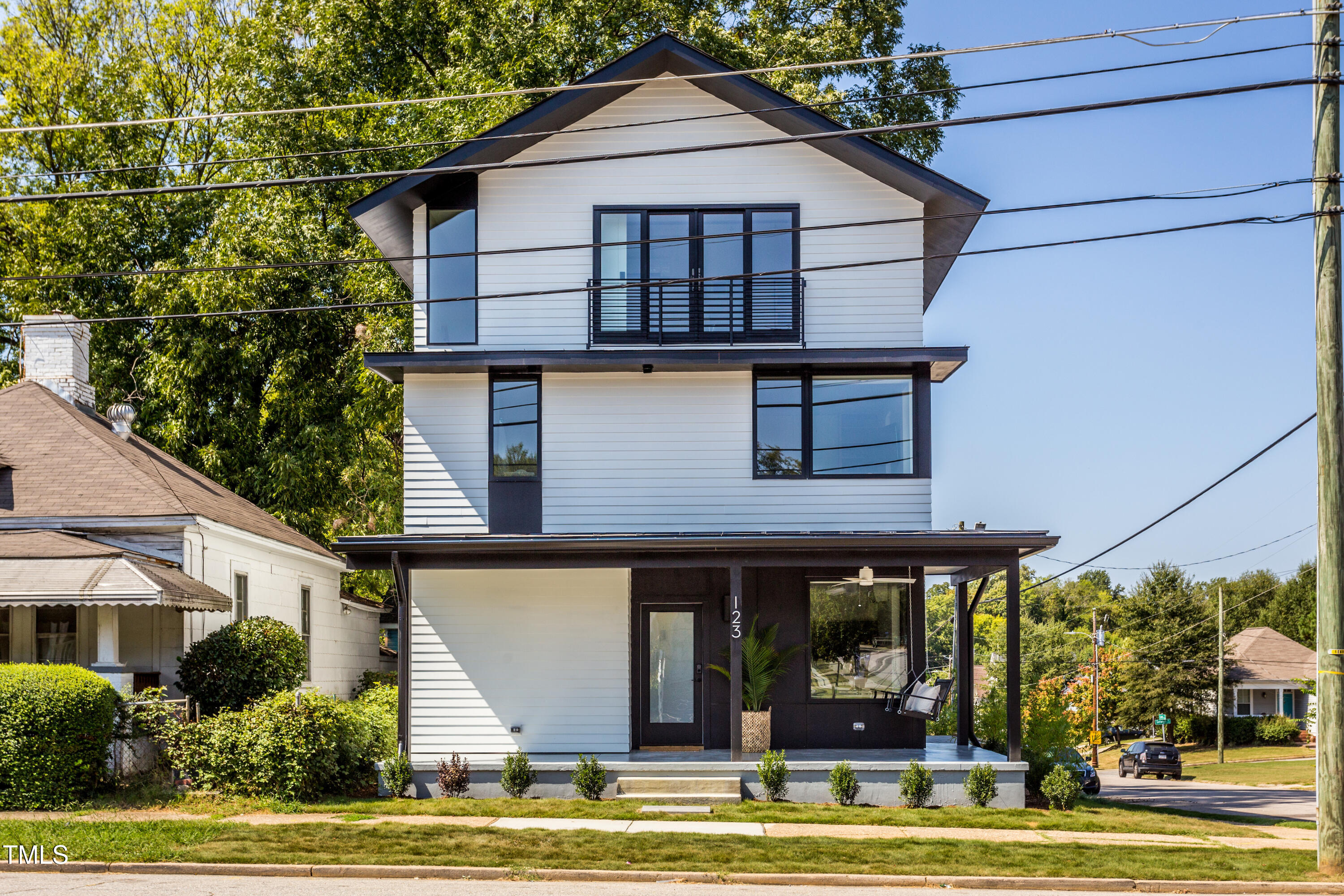 123 Idlewild Avenue, Unit 101 Raleigh, NC 27601 - Photo 1 of 27 a front view of a house with garden