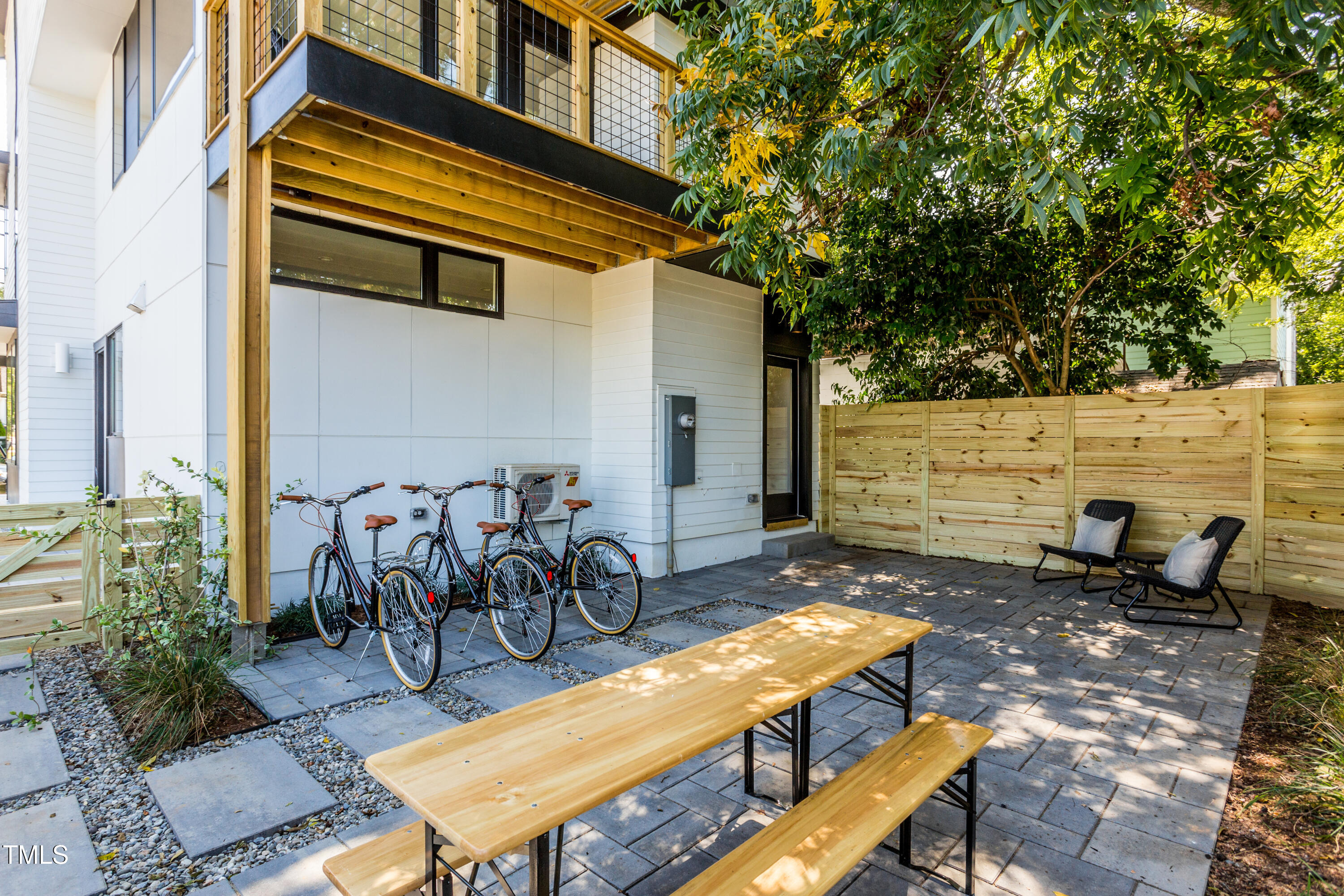 123 Idlewild Avenue, Unit 101 Raleigh, NC 27601 - Photo 5 of 27 a backyard of a house with table and chairs