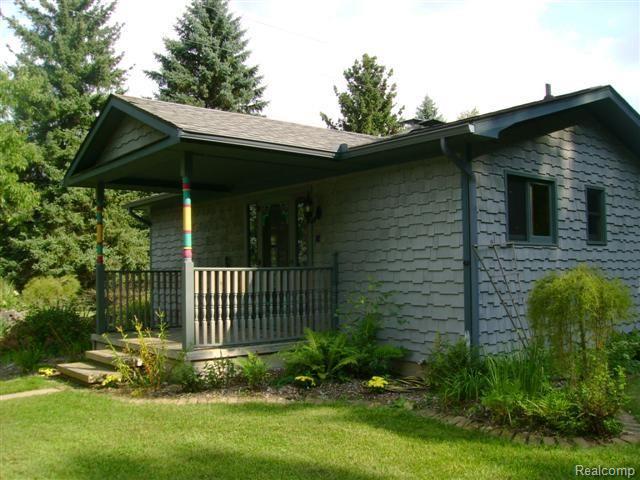 7374 Bentley Lake Road Pinckney, MI 48169 - Photo 3 of 24 Rear view, side