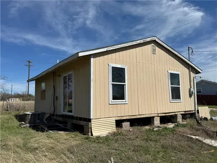 a view of a house with backyard