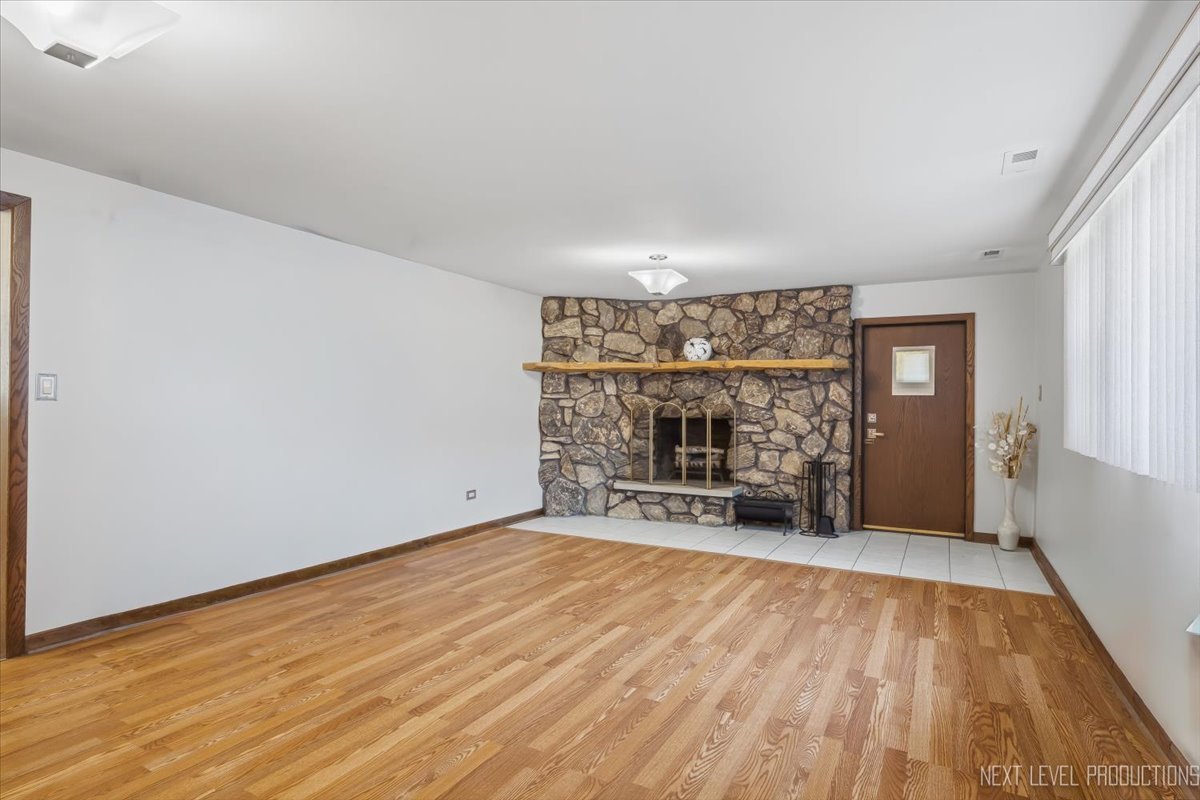 754 North Michigan Street Elmhurst, IL 60126 - Photo 20 of 32 a view of a livingroom with wooden floor