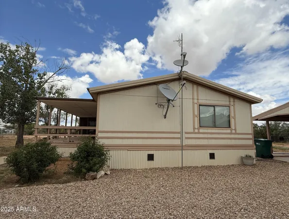 a view of a house with backyard