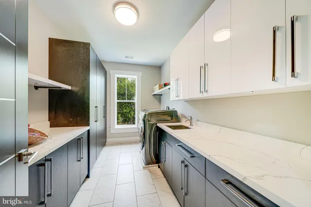 a picture of floor with a white wall