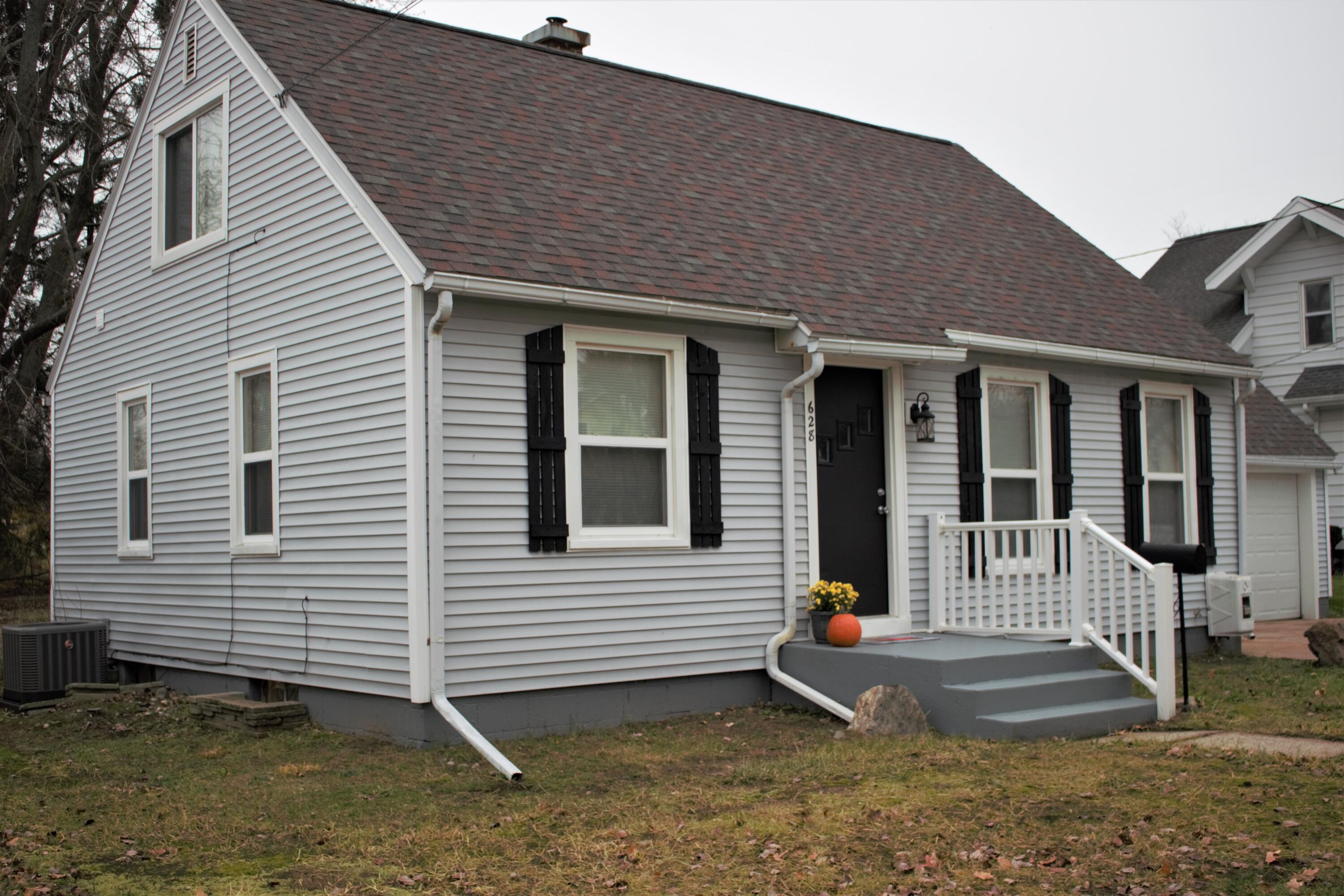 628 Harrison Street Belding, MI 48809 - Photo 3 of 21 IMG_4073