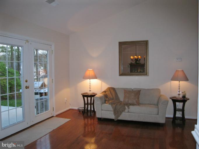 100 Seneca Ridge Drive Sterling, VA 20164 - Photo 6 of 7 Living Room