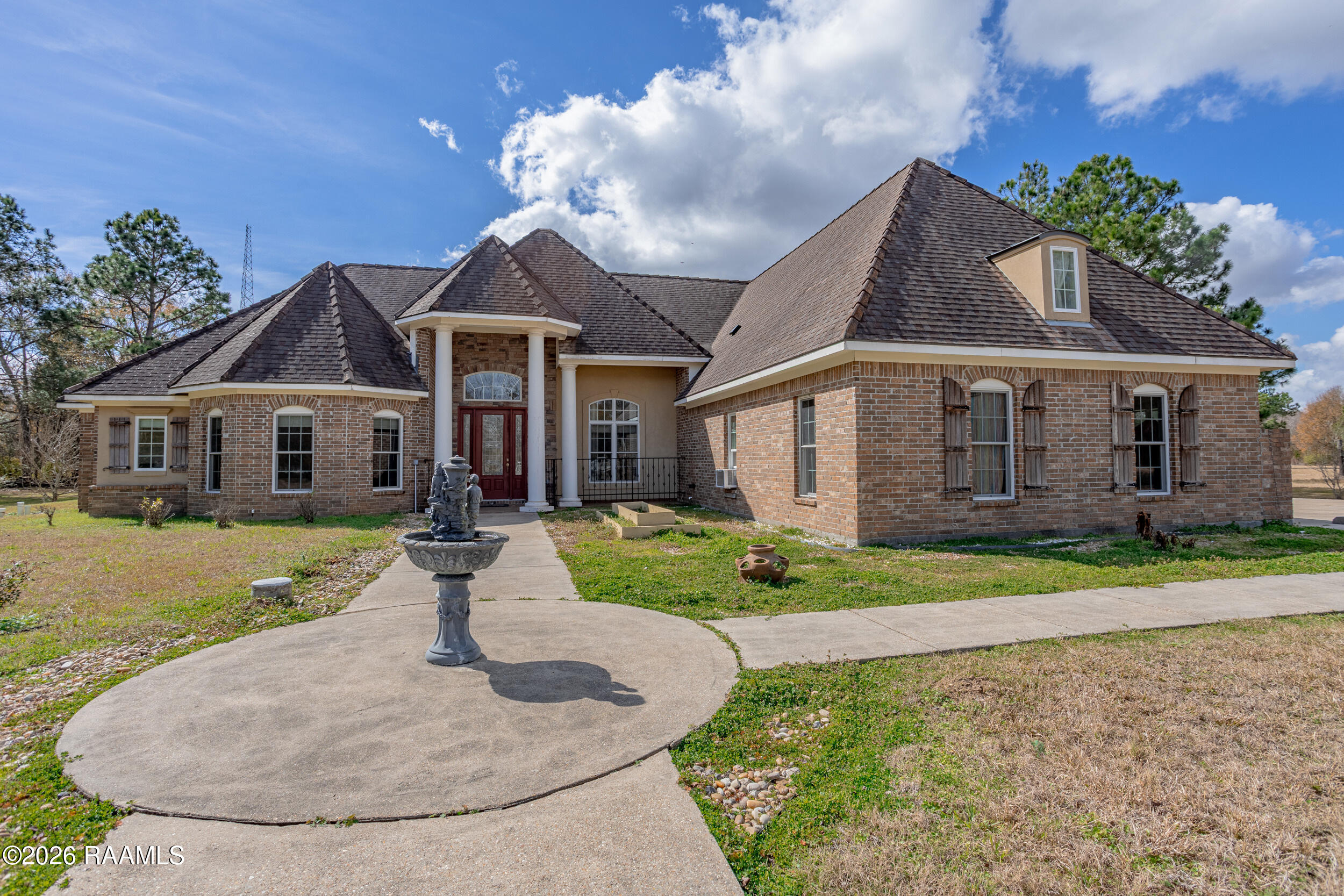 130 Percy Road Lafayette, LA 70506 - Photo 4 of 49 130 Percy Road side view showing fountai