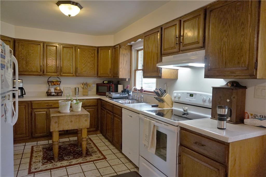 4076 Glasgow Road Valencia, PA 16059 - Photo 14 of 20 Plenty of cabinet and counter space!